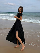 Schulterfreies, langes Kleid mit Rüschen und hohem Schlitz